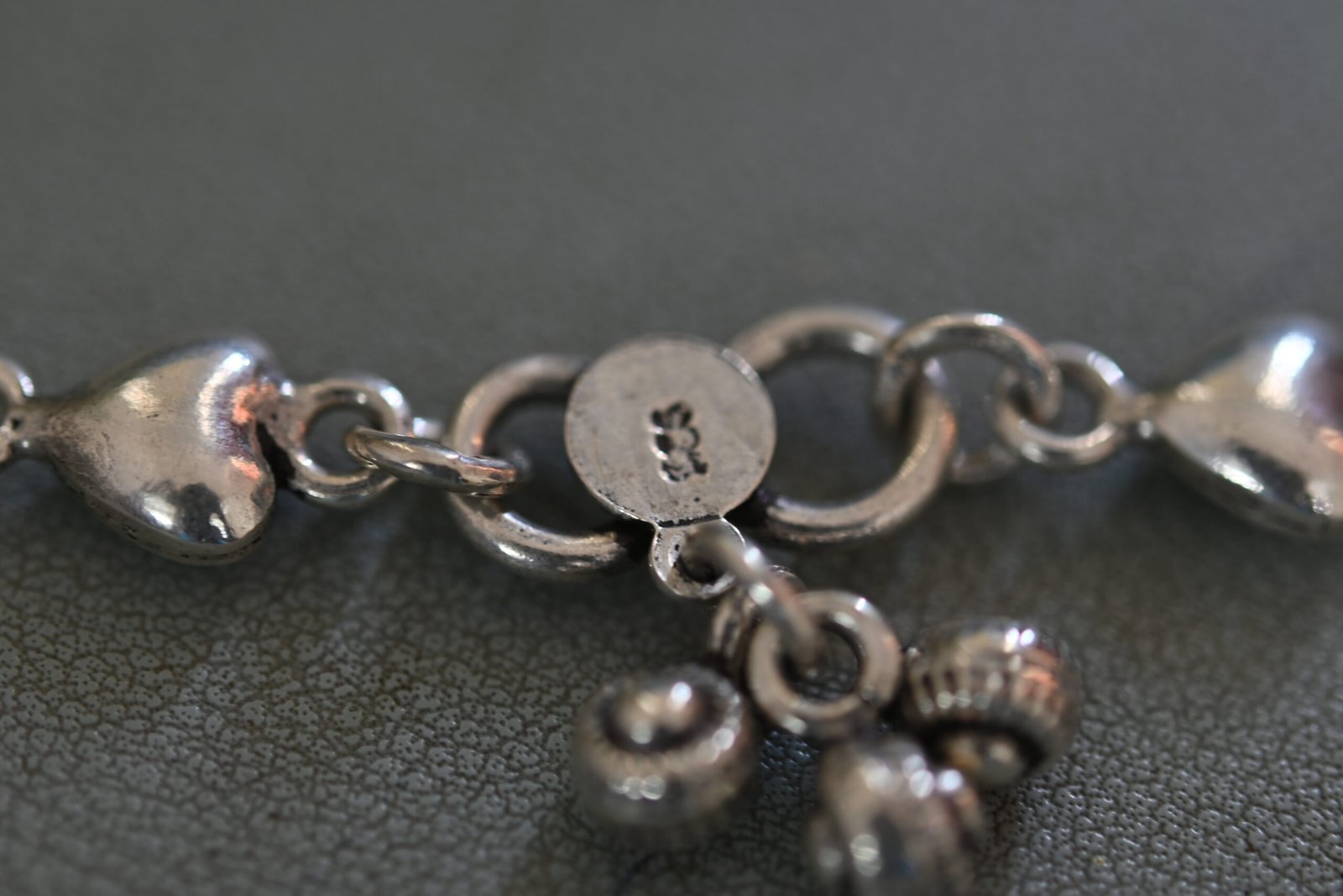 Silver Heart Link Anklet Detail | Sukhambika 925 Atelier Close-up of a silver heart-link anklet showing clasp and intricate chain details